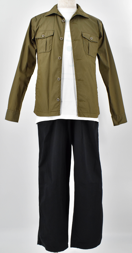 シャツジャケットにTシャツを合わせ、クリーンで抜け感のあるカジュアルスタイルに。