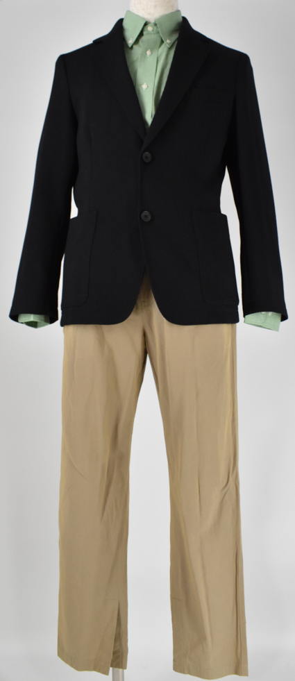 淡いグリーンシャツとベージュのパンツが全体をやわらかくまとめた爽やかなコーデ。