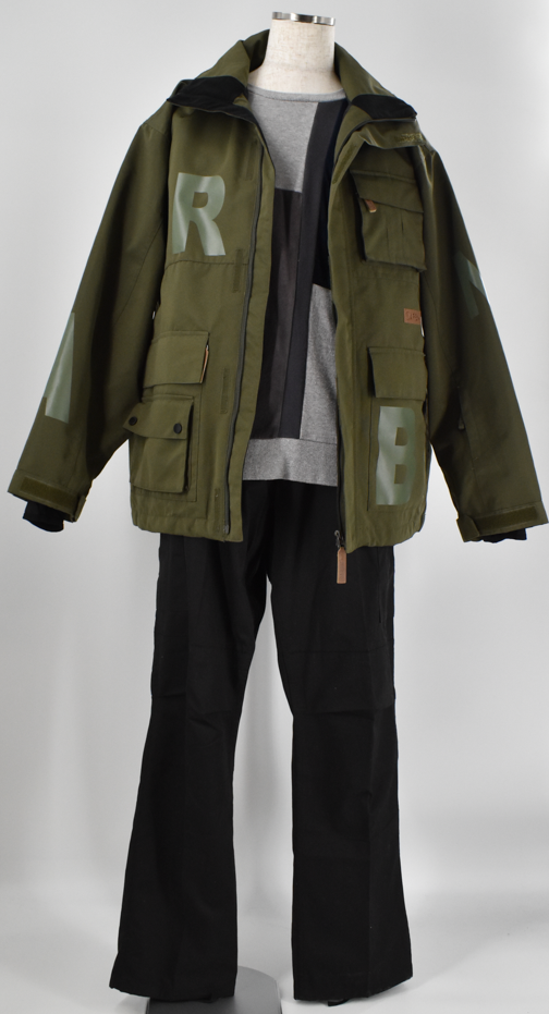 存在感抜群のカーキジャケットが主役。