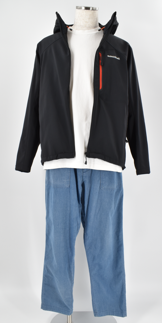 機能的なマウンテンパーカに、軽やかな風合いのブルーパンツを合わせたリラックスカジュアルスタイル。