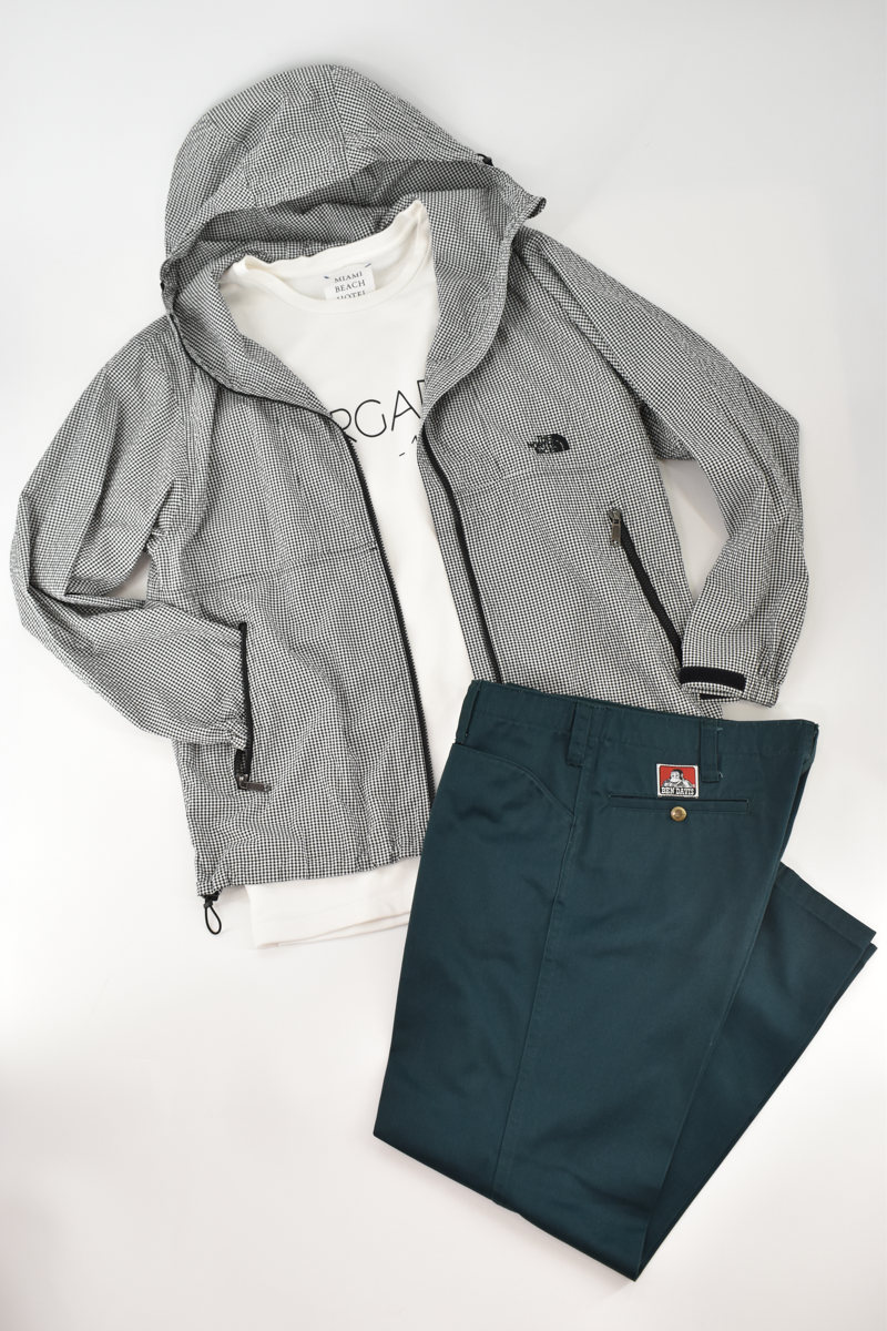 軽めのTHE NORTH FACEのライトアウターと肌寒い日にもピッタリのトレーナーTでまとめた軽やかなコーデ。