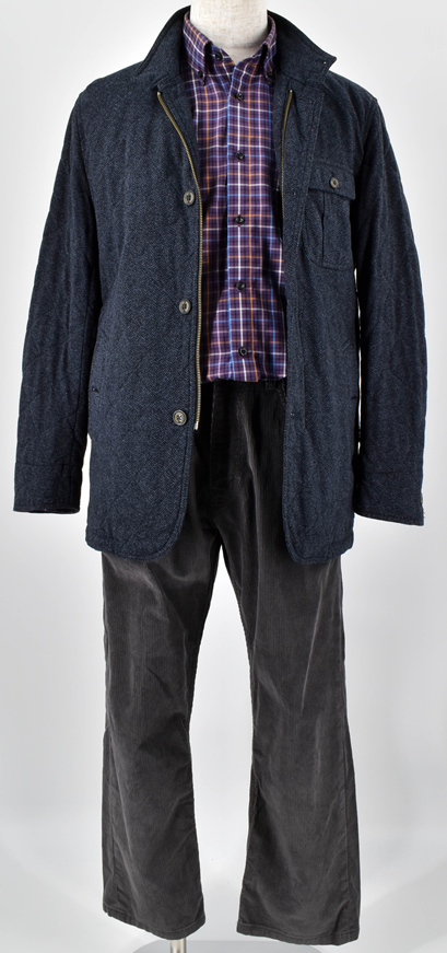 深みのあるネイビーのジャケットに、落ち着いたトーンのパンツを合わせた上品な大人スタイル。