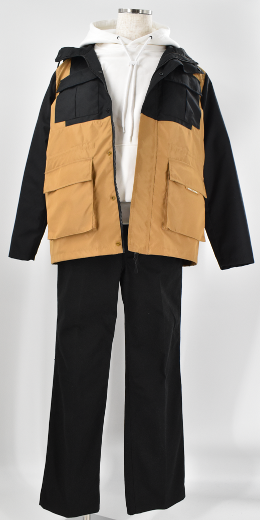 ベージュ×ブラックの切り替えジャケットが映える、大人のアクティブカジュアル。