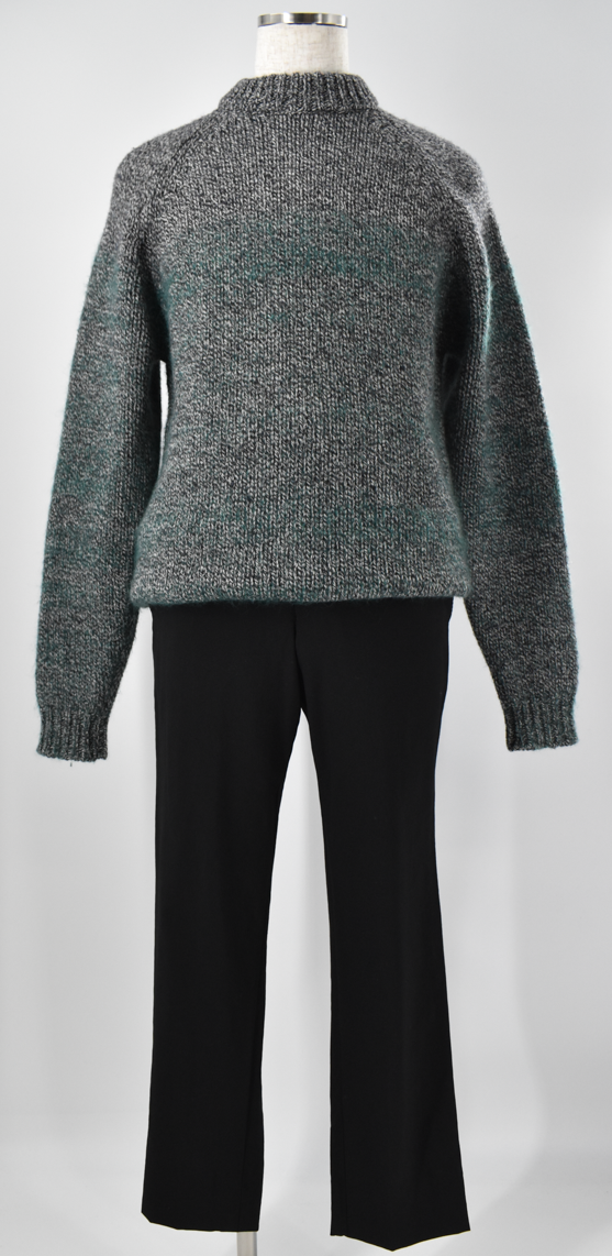 ざっくりとした編み目が温かみを感じさせるニットセーター。