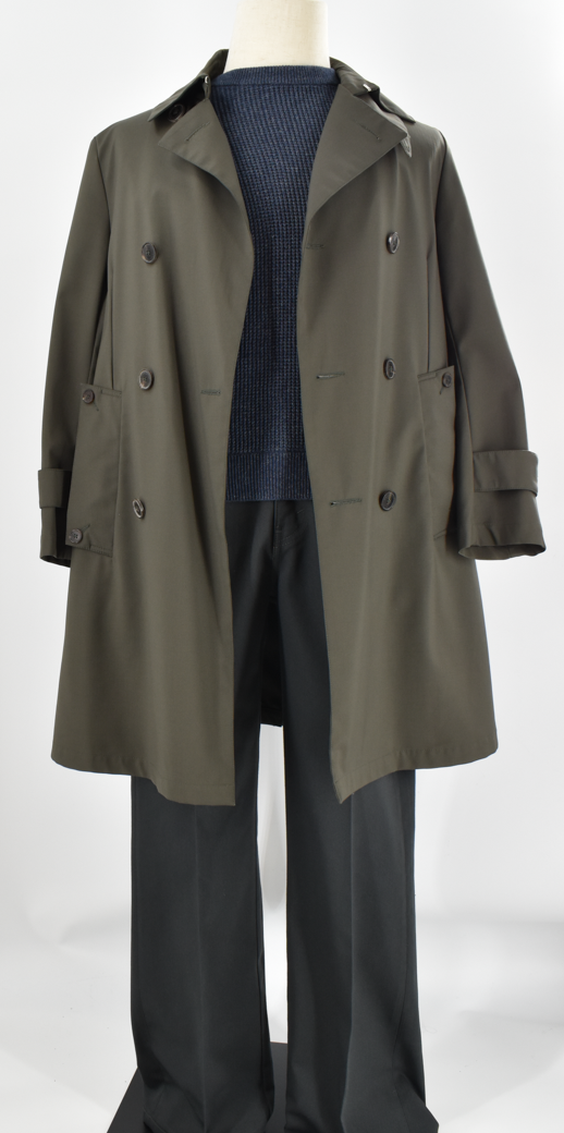 カーキのトレンチコートとワイドパンツでまとめた上品な装い。