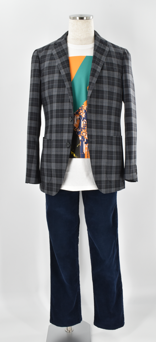チェック柄のジャケットに遊び心のあるTOMMYのTシャツをセット。
