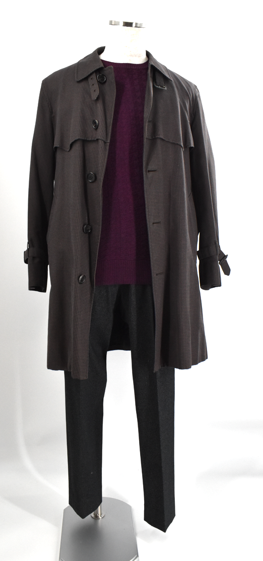 ダークトーンのアウターをベースに、紫のニットを差し色として合わせたスタイリング。