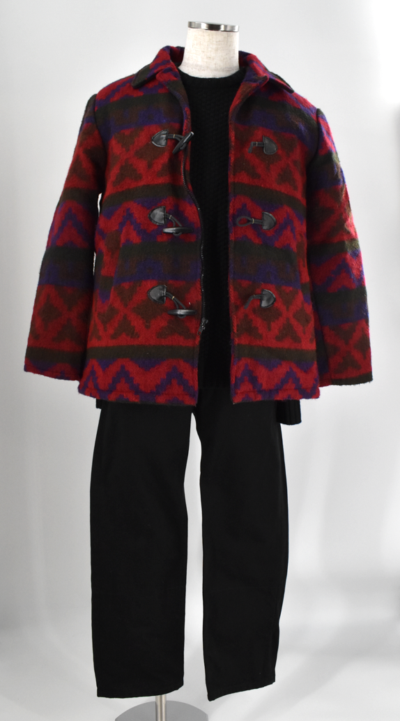 存在感のある柄アウターを中心に、インナーとパンツは黒でまとめたスタイリング。