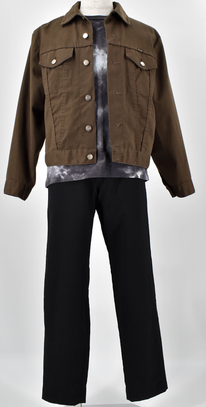 落ち着いたブラウンのジャケットを主役に程よく個性をプラス。