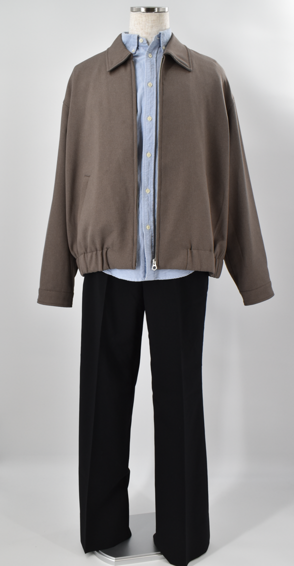 ライトブルーのシャツにブラウンのブルゾンを合わせた上品なコーデ。