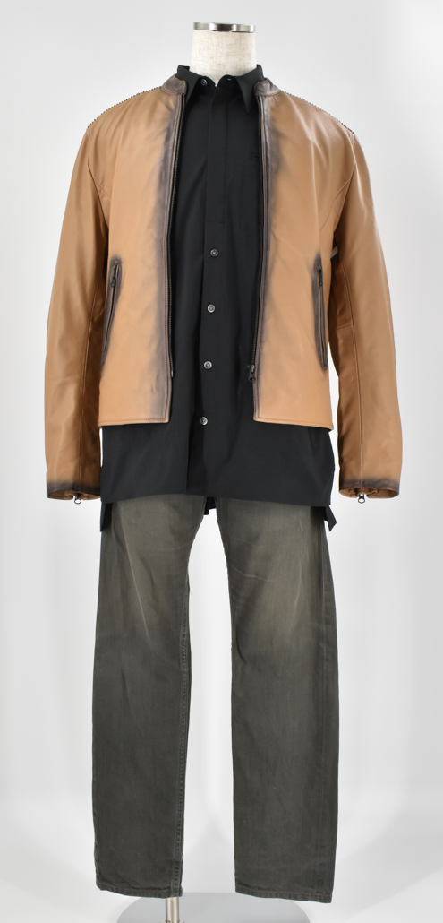 ブラウンレザーのジャケットを主役に、黒のシャツとデニムを合わせた大人ワイルドスタイル。