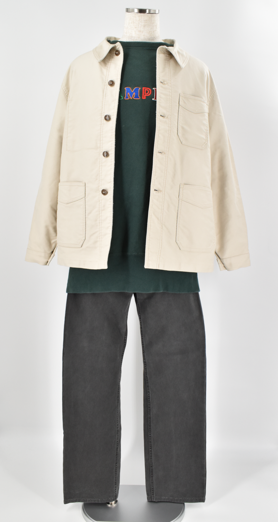 ベージュアウターとロゴスウェットを組み合わせたストリートミックスコーデ。