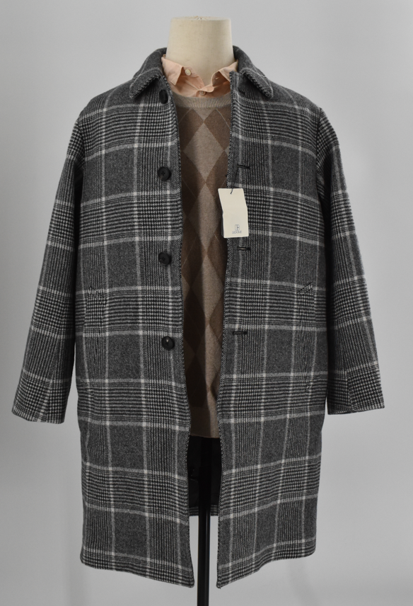 グレーのチェック柄コートを主役に、やわらかなベージュトーンを重ねたコーディネイトです。