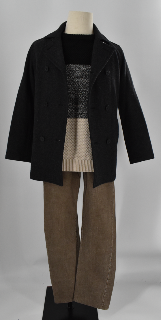 ダークグレーのダブルコートを主役に、落ち着いたブラウンのパンツを合わせたコーディネイトです。