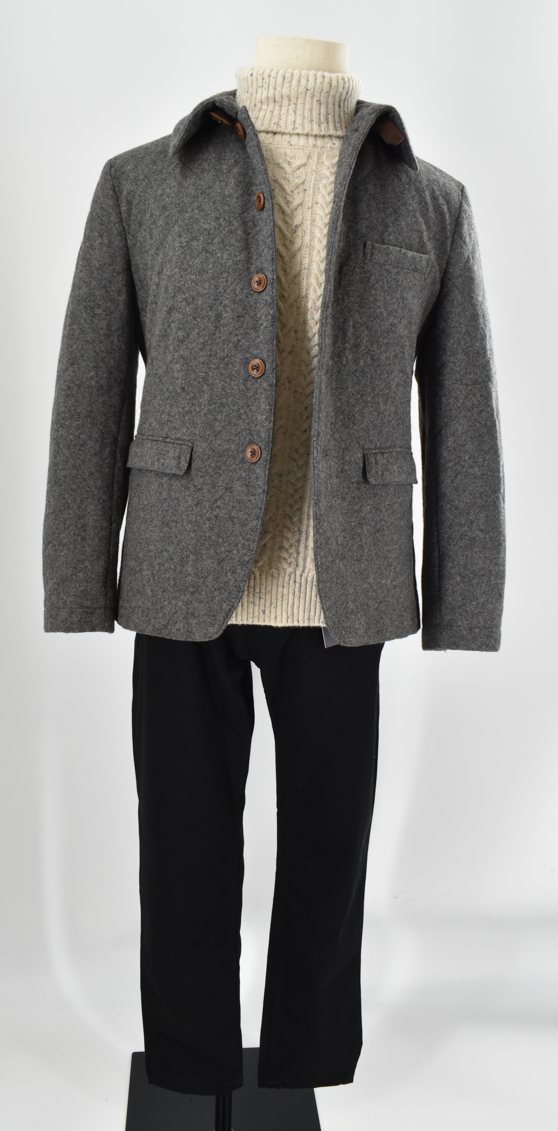 起毛感のあるジャケットとニットを合わせ、季節感を意識したコーディネイトです。