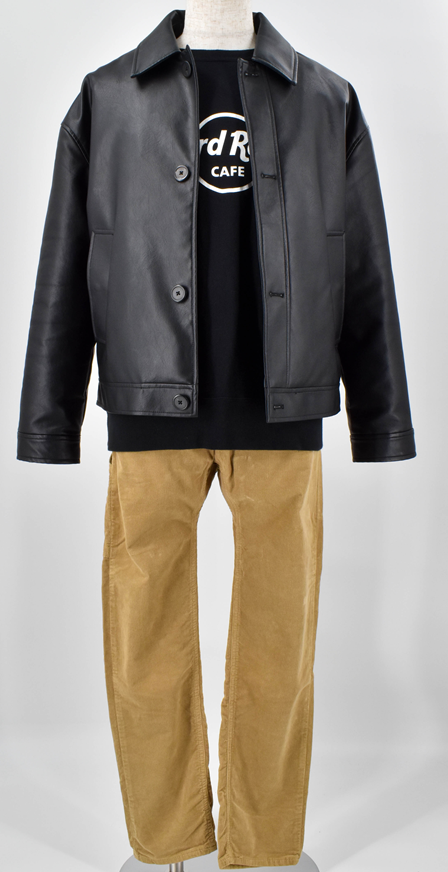 ほどよいボリューム感のフェイクレザージャケットとシンプルなパンツで大人の遊び心を