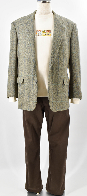 ベーシックなテーラードジャケットと、カジュアルなトレーナー・パンツのセット