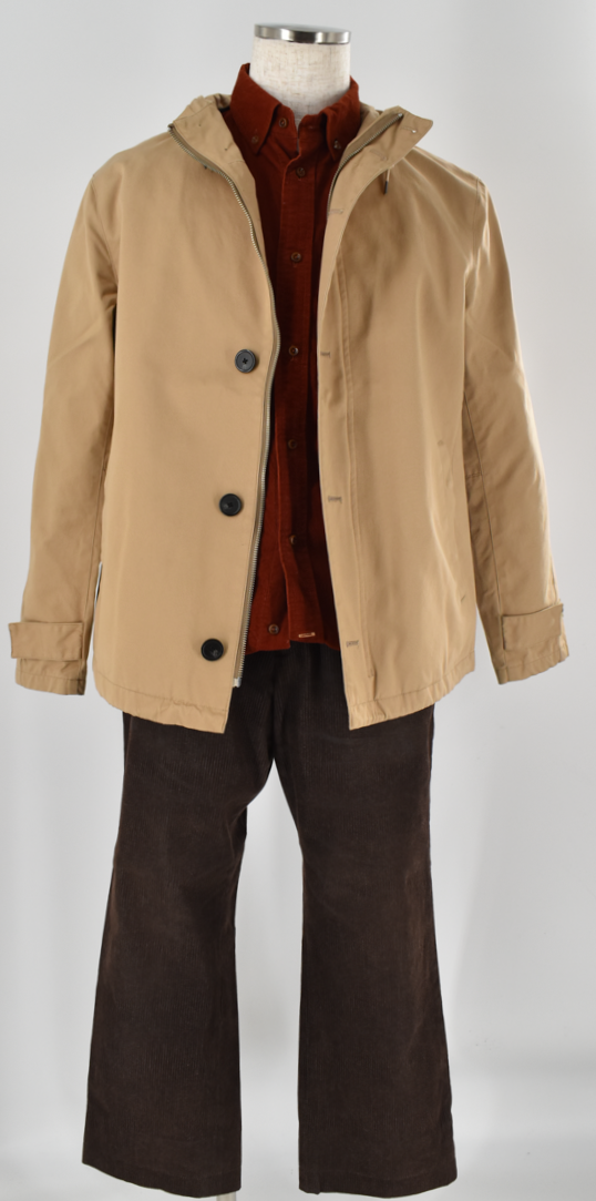 優しいベージュのフードジャケットに、深みのあるコーデュロイのシャツ、コーデュロイパンツを合わせたコーディネート。