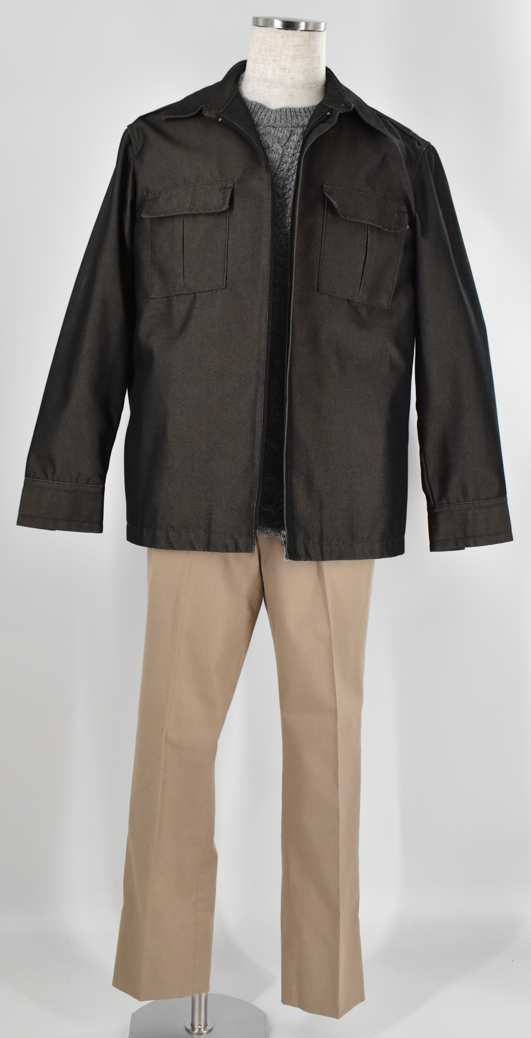 落ち着いたジャケットにライトグレーのニット、ベージュパンツを合わせた大人の上品カジュアル。