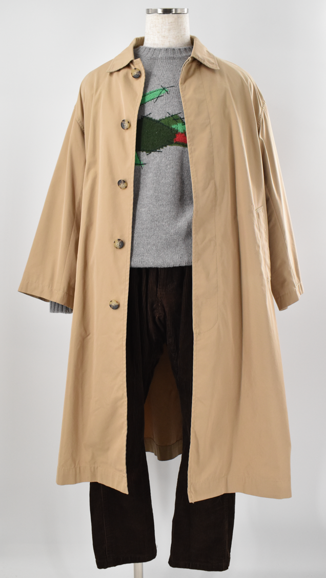 ベージュのステンカラーコートに遊び心あるニットを合わせ、コーデュロイパンツで季節感を演出しました。