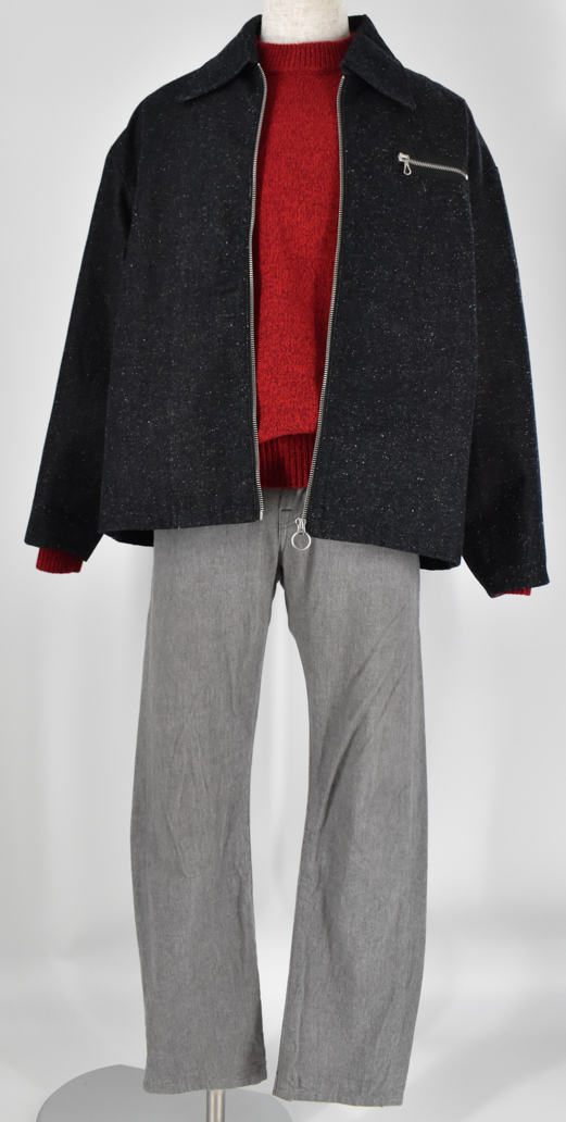 深みのあるレッドニットに、黒系ジャケットとグレーパンツを合わせた落ち着きのあるスタイル。