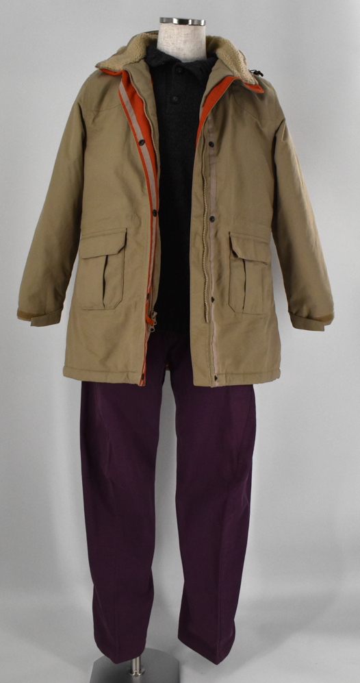 ベージュのアウターを主役にまとめた冬のスタイル。