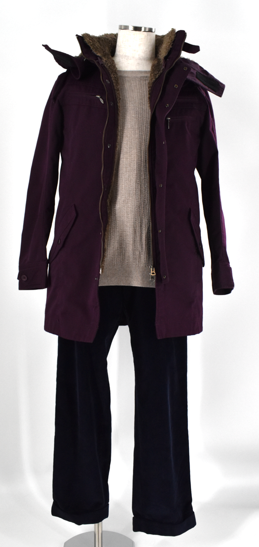 深みのあるパープルのアウターを主役に、やわらかなニットとシンプルなパンツを合わせた冬のコーディネート。