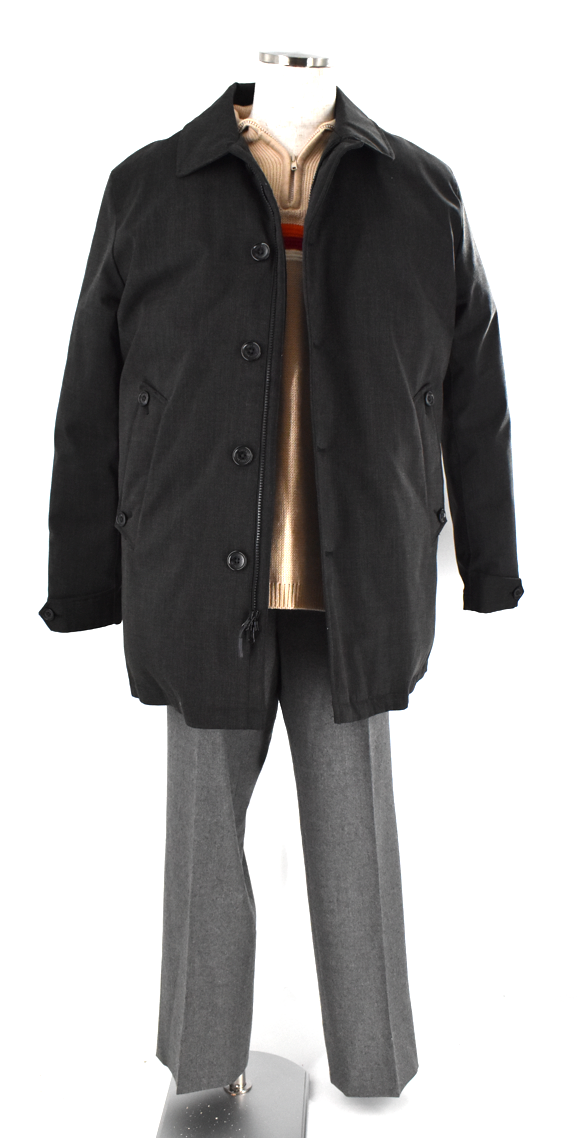 ブラックのアウターを軸に、やさしい色合いを重ねた冬らしいコーディネート。