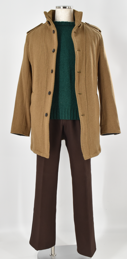 あたたかみのあるブラウンのコートを主役にしたコーディネイトです。