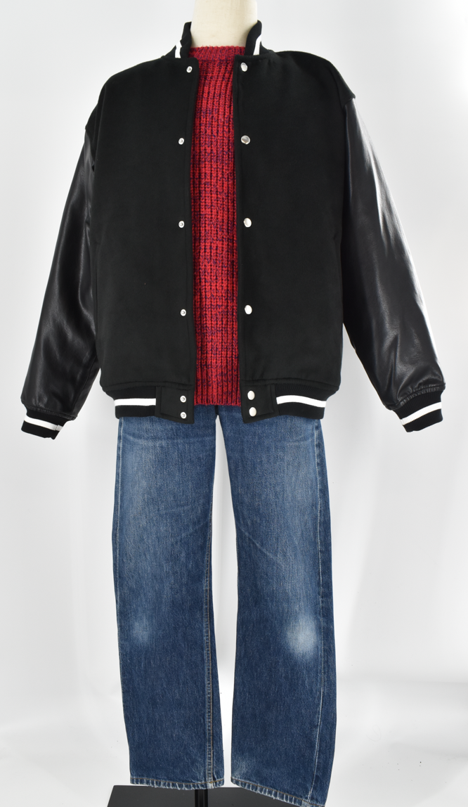 スタジャンとデニムの王道の組み合わせをベースに、インナーで色を足したスタイリング。