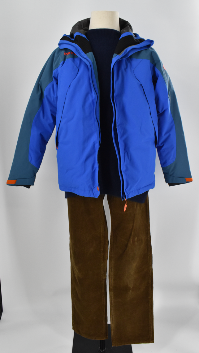 目を引くブルーのダウンジャケットに、落ち着いた配色を組み合わせた一着です。