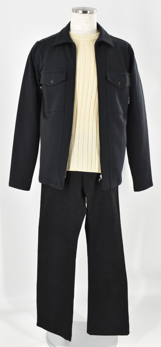 ブラックのジャケットとパンツでまとめた上品なモノトーンコーデ。