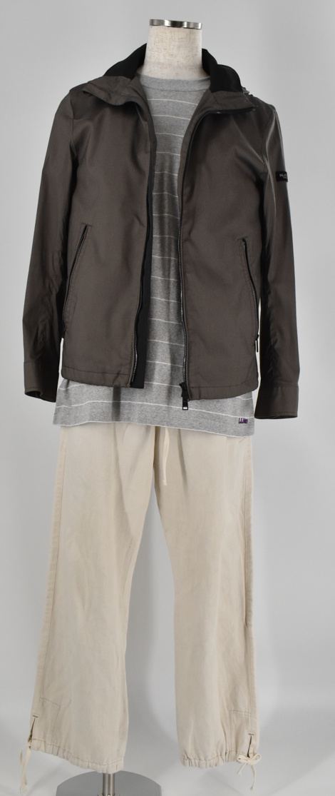 軽量アウターにボーダーカットソー、ラフなワイドパンツを合わせたリラックス感のあるスタイル。