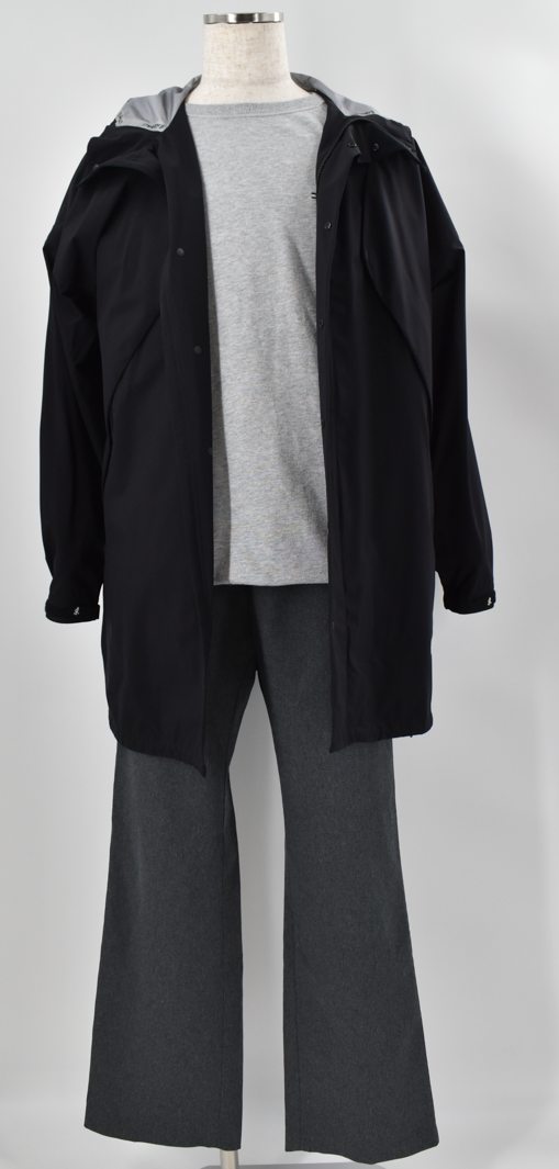 ゆったりした黒のフードアウターに、ライトグレーのトップスと落ち着いたチャコールパンツを合わせた軽やかなモノトーンコーデ。