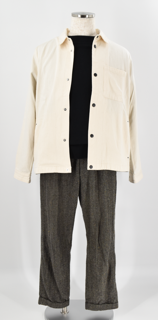 ナチュラルな風合いのライトベージュシャツに黒ニットとチャコールパンツを合わせた穏やかなトーンのコーディネート。