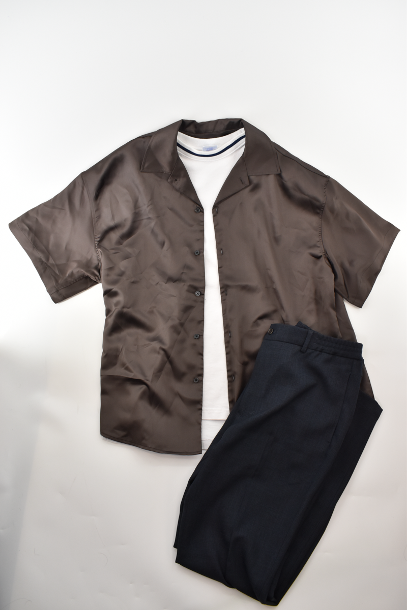 白のTシャツにネイビーのストレートパンツを合わせた、清潔感のあるセットアップです。